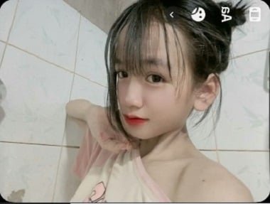 Dẫm phình mông mỏng của Mai Nhi
