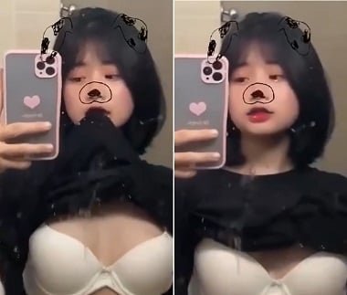 Sinh viên xinh đẹp khoe vòng một gợi cảm thích thú